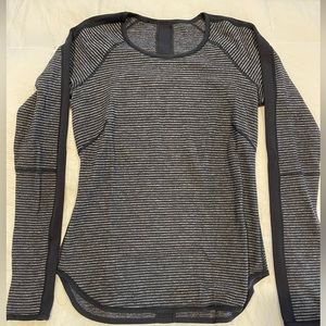 Lululemon winter weight long sleeve reversible top. Size 6.